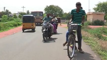 En Inde, un scientifique a mis au point des routes en plastique recyclé