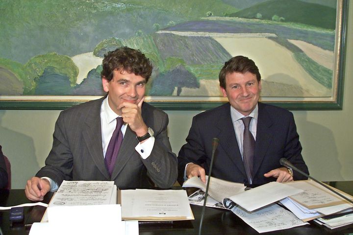 Arnaud Montebourg et Vincent Peillon, le 21 juin 2000, lors de la présentation d'un rapport&nbsp;portant notamment sur le blanchiment des capitaux en Europe. (JACK GUEZ / AFP)