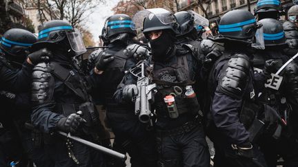 Des policiers lors de la manifestation du 12 décembre 2020 à Paris. (LUCAS BOIRAT / HANS LUCAS / AFP)