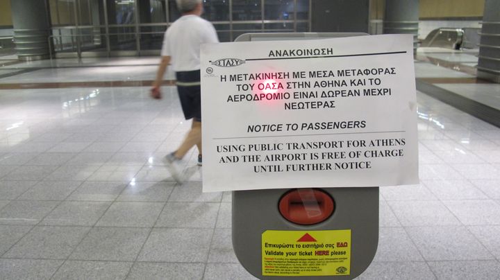 Un message dans le m&eacute;tro indique que les transports publics sont gratuits &agrave; Ath&egrave;nes (Gr&egrave;ce), le 14 juillet 2015. (ARIANE NICOLAS / FRANCETV INFO)