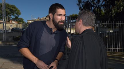 Le handballeur international Nikola Karabatic s'entretient avec son avocat Michael Corbier, lundi 22 juin 2015 &agrave; Montpellier (H&eacute;rault).&nbsp; (PASCAL GUYOT / AFP)