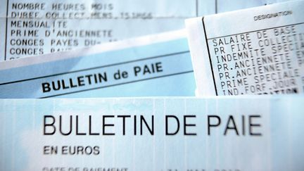 Des bulletins de paie. (PHILIPPE HUGUEN / AFP)