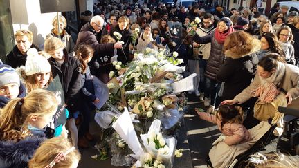 Des fleurs ont été déposées, mercredi 22 janvier, à l'angle de la rue Jean de la Fontaine et de la rue George Sand à Paris, où la petite fille a été tuée. (FAUSTINE CALMEL / RADIOFRANCE)