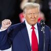 Donald Trump lors d'un meeting à Raleigh, en Caroline du Nord (Etats-Unis), le 4 novembre 2024. (RYAN M. KELLY / AFP)