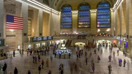 Des voyageurs dans la gare de Grand Central, à New York, le 27 mai 2020.&nbsp; (MICHAEL PORTILLO / ONLY WORLD / AFP)