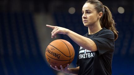 Becky Hammon, le 7 octobre 2014, est actuellement coach assistant aux San Antonio Spurs. (LUKAS SCHULZE / DPA)