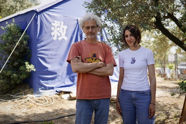 Necati and Aynur, from the Mavi Kus cultural association in Harbiye (Turkey), May 11, 2023. (PIERRE-LOUIS CARON / FRANCEINFO)