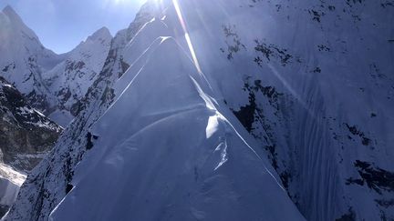 Photo prise par hélicoptère le 31 octobre 2021 de la zone où trois alpinistes français ont disparu le 26 octobre. (- / KAILASH HELICOPTER SERVICES / AFP)