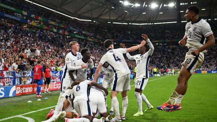 Les joueurs des Three Lions célèbrent le but d'Harry Kane, lors du huitième de finale contre la Slovaquie, le 30 juin. (PATRICIA DE MELO MOREIRA / AFP)