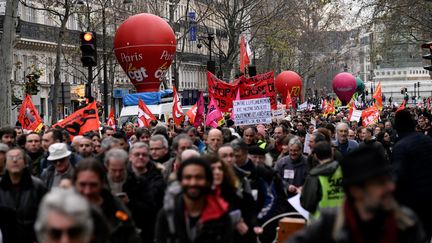 Des manifestants défilent à Paris, le 19 décembre 2019,&nbsp;au 15e jour de la grève contre la réforme des retraites. (JULIEN MATTIA / ANADOLU AGENCY / AFP)