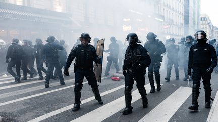 Des policiers après des heurts lors de la manifestation contre le projet de réforme des retraites, le 9 janvier 2020, à Paris.&nbsp; (SAMUEL BOIVIN / NURPHOTO / AFP)