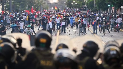 Des manifestants face à la police, à Lima (Pérou), le 24 janvier 2023. (ERNESTO BENAVIDES / AFP)