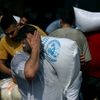Un centre de distribution de nourriture pris d'assaut à Gaza le 28 octobre 2023. (MOHAMMED ABED / AFP)