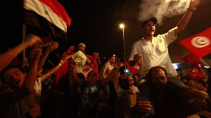 Une manifestation &agrave; Tunis (Tunisie), face &agrave; l'Assembl&eacute;e nationale constituante, le 4 ao&ucirc;t 2013. L'opposition r&eacute;clame sa dissolution. (ANIS MILI / REUTERS)