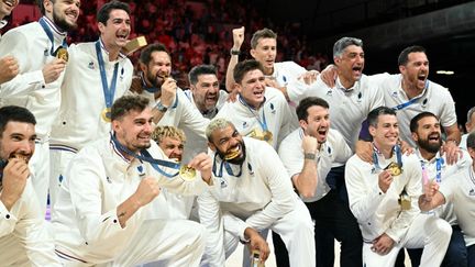 Les volleyeurs français avec leur médaille d'or, le 10 août 2024 à l'Arena Paris Sud. (NATALIA KOLESNIKOVA / AFP)