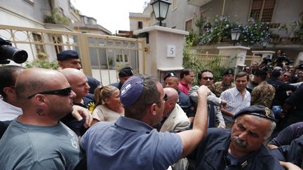 Des manifestants sont rassembl&eacute;s devant la r&eacute;sidence de l'ancien capitaine SS Erich Priebke, &agrave; Rome, le 29 juillet 2013, jour de son centi&egrave;me anniversaire. (STRINGER ITALY / REUTERS)