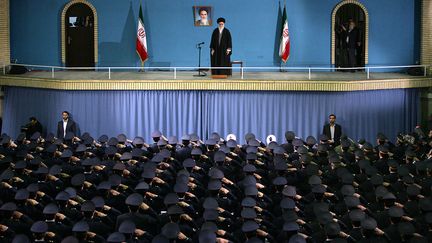 L'ayatollah Ali Khamenei est salu&eacute; par les membres de l'arm&eacute;e de l'air iranienne &agrave; T&eacute;h&eacute;ran (Iran), le 7 f&eacute;vrier 2013. (IRANIAN SUPREME LEADER'S WEBSITE / AFP)