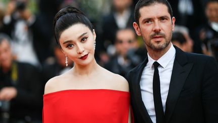 Melvil Poupaud et Fan Bingbing, membre du jury du festival, sur le tapis rouge alors qu'ils présentent "The lady in the portrait", en séance spéciale. 
 (Loïc Venance / AFP)