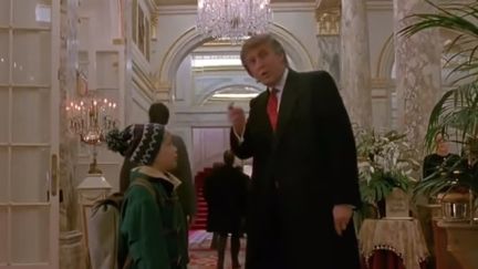 Donald Trump effectue une courte apparition dans le film Maman, j'ai encore raté l'avion sorti en 1992. (HUGUES ENTERTAINMENT / 20TH CENTURY FOX)