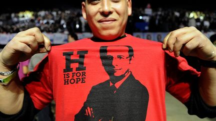 Un supporter de Fran&ccedil;ois Hollande, le candidat socialiste &agrave; l'&eacute;lection pr&eacute;sidentielle fran&ccedil;aise lors de son meeting &agrave; Marseille (Bouches-du-Rh&ocirc;ne), le 14 mars 2012. (NICOLAS VALLAURI / LA PROVENCE / MAXPPP)