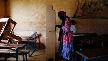 Dans un bureau de vote à Bamako le 12 août 2018 ( REUTERS/Luc Gnago)