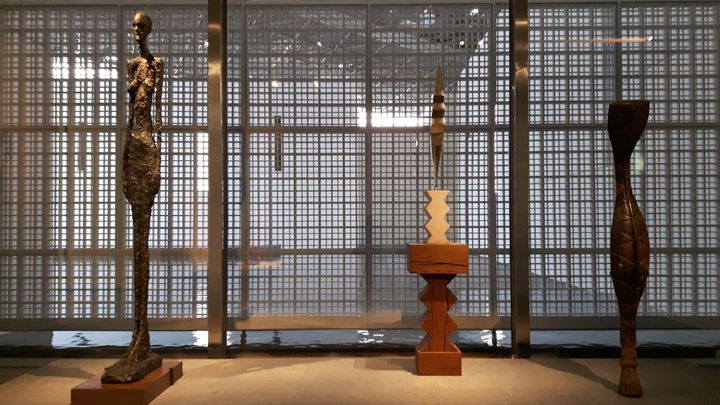 Trois sculptures, un&nbsp;Giacometti, un Brancusi et un masque serpent de Guinée, présentées ensemble. (ANNE CHEPEAU / RADIO FRANCE)