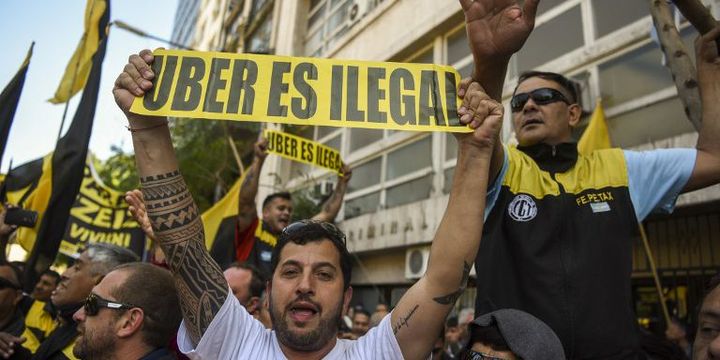 la société Uber est devenu synonyme de la précarisation des emplois créés par l'économie de plateforme. (EITAN ABRAMOVICH / AFP)