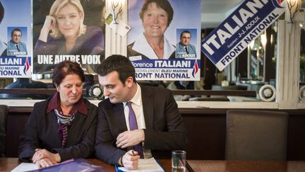 La candidate du Font national &agrave; la l&eacute;gislative partielle de l'Oise, Florence Italiani (G),&nbsp;et le vice-pr&eacute;sident du FN,&nbsp;Florian Philippot, le 21 mars 2013 &agrave; Beauvais (Oise). (FRED DUFOUR / AFP)