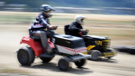 Course de tracteurs tondeuses en Suisse, en 2018. (FABRICE COFFRINI / AFP)