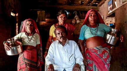 Il pose avec ses trois épouses, Sakhri, Tuki et Bhaagi (de gauche à droite). Travaillant dans une ferme d’un village voisin, il n’a absolument pas le temps de s’occuper de la gestion de l’eau. L’unique solution est d’avoir des «épouses de l’eau». (REUTERS / Danish Siddiqui)