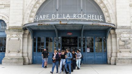 Entrée de la gare de la Rochelle (Charente-Maritime), le 1août 2023. (ANTOINE BOUREAU / HANS LUCAS)