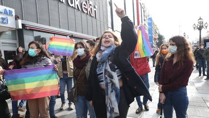 Des étudiants protestent contre la nomination du nouveau recteur de l'université du Bosphore par le gouvernement turc, le 2 février 2021. (ADEM ALTAN / AFP)