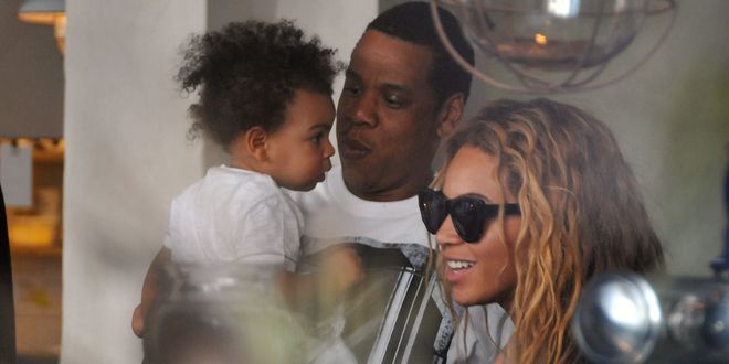 Beyoncé Jay-Z et Blue Ivy au restaurant parisien Le Septime le 25 avril 2013.
 (Antoine Cau / Sipa)