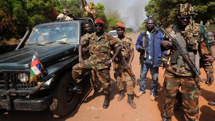 Des rebelles de la Seleka posent dans une village pr&egrave;s de Damara (Centrafrique), le 10 janvier 2013. (SIA KAMBOU / AFP)