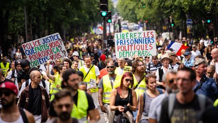 Des&nbsp;"gilets jaunes" se rendant sur la place de la République à Paris, le 3 août 2019.&nbsp; (XOSE BOUZAS / HANS LUCAS / AFP)