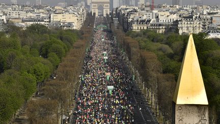 La 42e édition du Marathon de Paris, sur les Champs Elysées, le 8 avril 2018. (CHRISTOPHE SIMON / AFP)