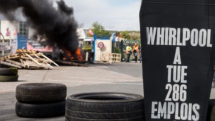 Des employés de l'usine Whirlpool d'Amiens (Somme) protestent contre la délocalisation du site avant de recevoir les deux candidats finalistes à l'élection présidentielle, le 26 avril 2017. (MAXPPP)