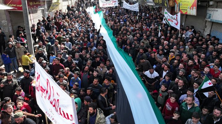 Des personnes manifestent dans la ville de Binnish, dans la province d'Idleb (Syrie), contre Hayat Tahrir al-Sham (HTS) et son dirigeant, le 8 mars 2024. (OMAR HAJ KADOUR / AFP)