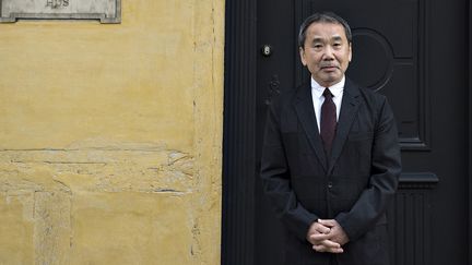 Haruki Murakami à Otense devant la maison de Christian Andersen, octobre 2016 
 (Henning Bagger / Scanpix Denmark / AFP)