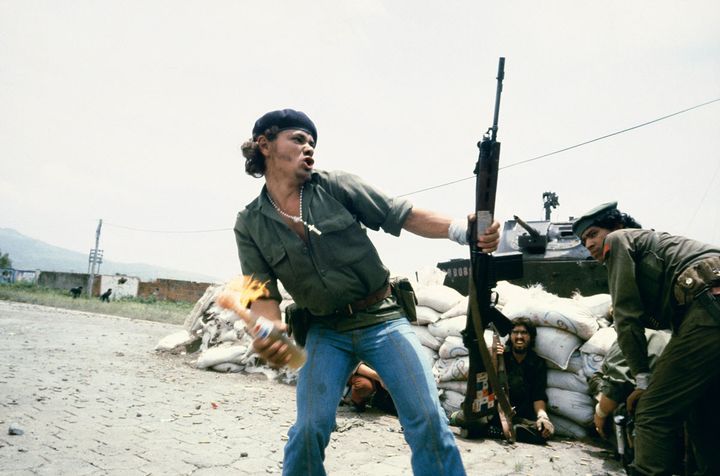 Susana Meiselas, Sandinistes aux portes du quartier général de la Garde nationale à Esteli : "L'homme au cocktail Molotov", Nicaragua, 16 juillet 1979
 (Susana Meiselas / Magnum Photos)