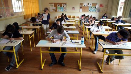 Des &eacute;l&egrave;ves de troisi&egrave;me du coll&egrave;ge H&eacute;l&egrave;ne-Boucher passe le brevet, le 29 juin 2010, &agrave; Paris.&nbsp; (  MAXPPP)