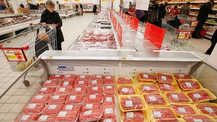 &nbsp; (Rayon viande dans un hypermarché Auchan à Moscou © REUTERS | Maxim Zmeyev)