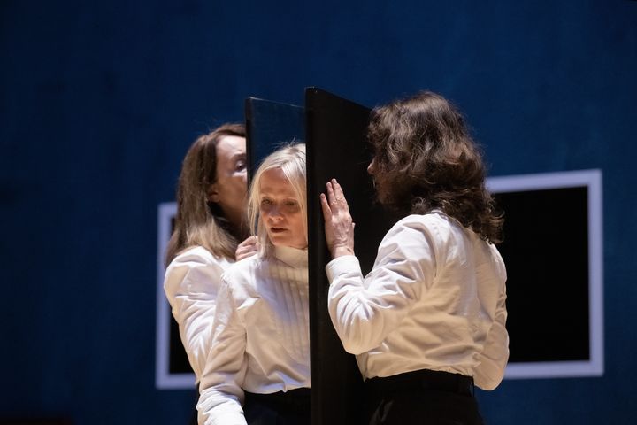 Coraly Zahonero (D), Clotilde de Bayser (G) et Anne Kessler (C) dans "Mémoire de fille" d'Annie Ernaux, adapté par Silvia Costa à la Comédie française. (MONIKA RITTERSHAUS / COLL COMEDIE FRANCAISE)