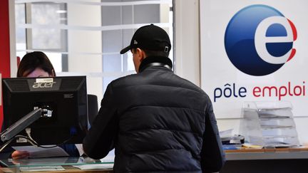 Un demandeur d'emploi fait face à une conseillère à l'agence Pôle emploi de Montpellier (Hérault), le 3 janvier 2019. (PASCAL GUYOT / AFP)