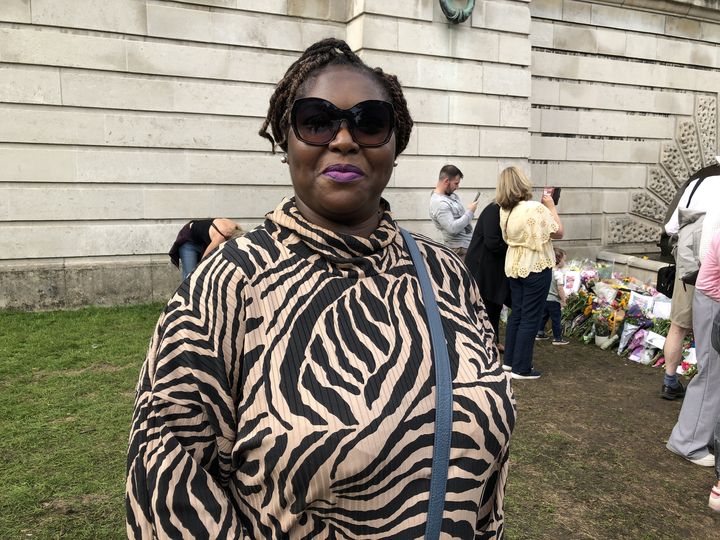 Nkité, 44 ans, est venue rendre hommage à Elizabeth II devant Buckhingham Palace, à Londres, lundi 11 septembre 2022.&nbsp; (MARIE-ADELAIDE SCIGACZ / FRANCEINFO)