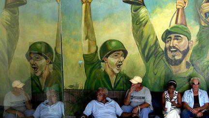 une peinture représentant Fidel Castro et son frère Raul.
 

  (REUTERS / Jorge Silva )