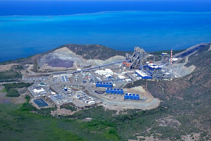 Une vue aérienne de l'usine et du site minier du&nbsp;Koniambo,&nbsp;le 21 septembre 2015, dans la province du Nord, en Nouvelle-Calédonie. (THEO ROUBY / AFP)