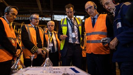 Roland Lescure, ministre délégué chargé de l'Industrie, lors d'une visite de l'usine en septembre 2022. (SAMEER AL-DOUMY / AFP)