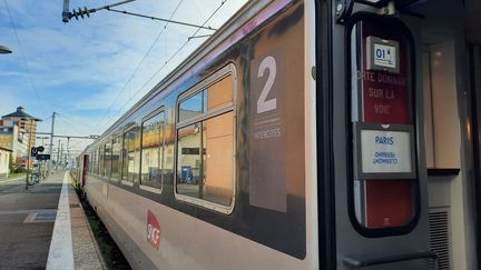 Le train Intercités Clermont-Paris, le 10 novembre 2021 en gare de Clermont-Ferrand (Puy-de-Dôme). (EMMANUEL MOREAU / FRANCE-BLEU PAYS D'AUVERGNE / MAXPPP)