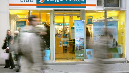 A partir du lundi 19 mars 2012, Bouygues Telecom doit baisser de 10% &agrave; 40% ses offres t&eacute;l&eacute;phonie mobile de la gamme Eden. (FABRISSA DELAVILLE / MAXPPP)